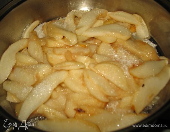 Груши очищаем и нарезаем тонкими пластинками. Засыпаем 50 г сахара, даем постоять, чтобы груши пустили сок и доводим до кипения. 