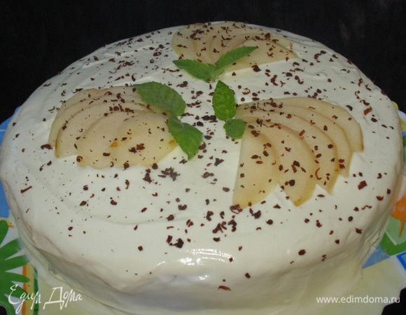 Покрываем сливками торт. Украшаем дольками груш, сбрызнув их лимонным соком.  Охлаждаем. 