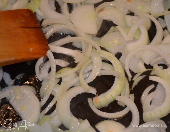 Для начинки лук обжарить на масле 2-3 минуты до мягкости. 