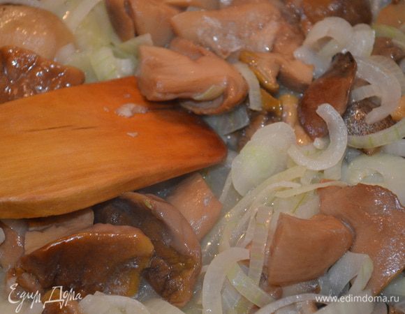 добавить к нему грибы и тушить все вместе пока не выпарится вся жидкость. В этоn раз я использовала замороженные лесные грибы, которые были сначала отварены, до этого делала с шампиньонами. 