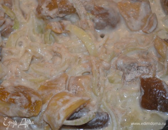 Как уйдет вся вода, добавить сметану или сливки (у меня 10%) и муку, посолить, поперчить на свой вкус и потушить еще пару минут, чтобы все загустело. 