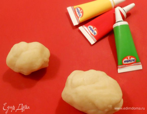 Перед тем как слепить морковки, определитесь с их количеством. Натянутой тонкой нитью слегка наметьте на поверхности пирога нужное количество сегментов. Сначала 2 перпендикулярные линии через центр, а потом между ними. Удобнее всего 12.<br />
P. S. Учитывая диспут по поводу самодельного кекса или купленного, я обещала показать мастер-класс по изготовлению морковок. Изготовить их намного проще, чем некоторым кажется. Марципан я использую неокрашенный, обычный, а также гелевые красители. На 12 морковок нужно около 100 г марципана. Отрежьте примерно 15–20 г для «хвостиков».