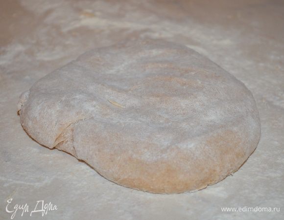 замесить плотное тесто. Оно не должно липнуть ни к столу, ни к рукам. Месите и добаляйте муки столько сколько потребуется, ее количество зависит от картошки и размера яйца. 