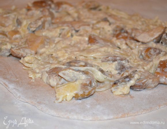 распределить по нему начинку