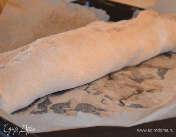 закручиваем рулет, залепляем ...сверху и с боков как следует,чтобы начинка не вытекла. 
Переложить на противень, застеленный бумагой для выпечки Home Queen Corporation 