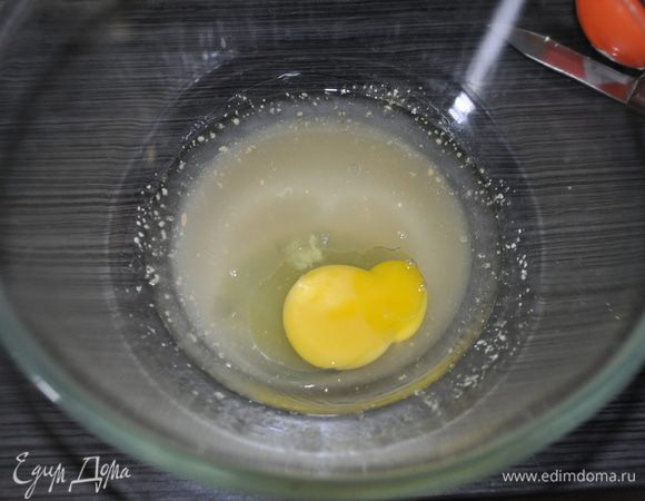 Добавить олию и яйцо.Хорошо вымесить.