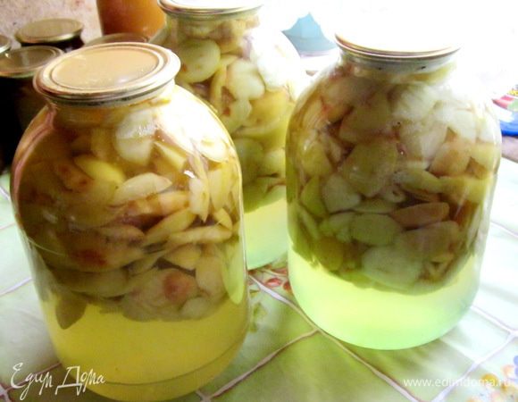 моем ягоду и накладываем в стерилизованные 3-х литровые банки, заливаем кипятком, потом минут через 30 эту воду сливаем и снова кипятим, а в банки тем временем кладем сахар 0,5 л и когда вода закипит заливаем, закатываем и укутываем на сутки.