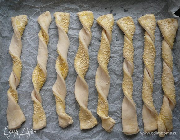 Свернуть по спирали. Выложить на противень, предварительно застелив его бумагой для выпечки Home Queen Corporation . Поставить на расстойку на 30 минут. Выпекать 15 минут при 180 градусах.