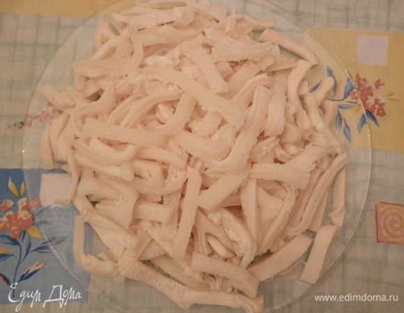 Телячью требуху нарезать полосками шириной в 1 см.