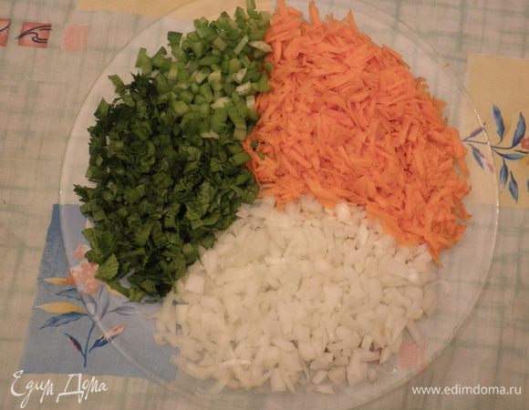 Мелко нарезать лук, морковь и сельдерей.