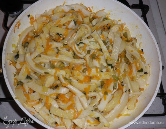 Разогреть оливковое масло и жарить в нем овощи на слабом огне в течение 30 мин.
Добавить требуху и готовить все вместе 10 мин, постоянно помешивая.