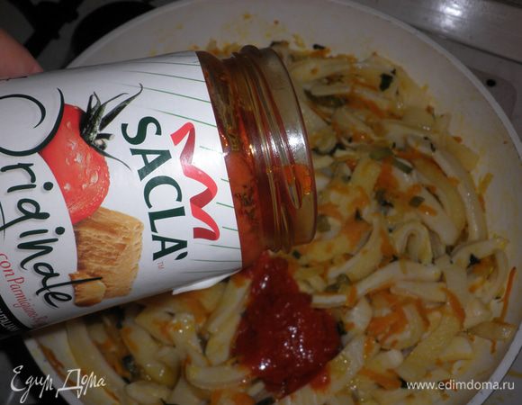 Добавить соус SACLA Originale con Parmigiano-Reggiano, приправить солью, перцем и тщательно перемешать.
Накрыть крышкой и потушить в течение 30 мин.