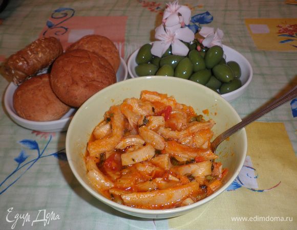 Подавать Trippa alla fiorentina в горячем виде.
Перед подачей необходимо посыпать тертым пармезаном.
Итальянцы во время еды макают свежий хлебушек в Trippa alla fiorentina. Это так вкусно!!! А еще- это блюдо прекрасно сочетается с нашим, русским картофельным пюре! Просто объедение!!