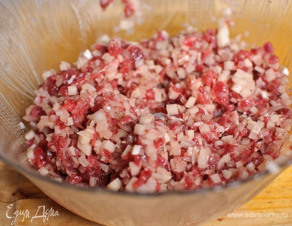 
Приготовить начинку. Мясо измельчить. Лук мелко-мелко нарезать. Посолить, поперчить. В фарш добавить пару ложек молока или сливок для сочности.Внимание! Масло может слишком разбрызгиваться, если в фарше много жидкости.

