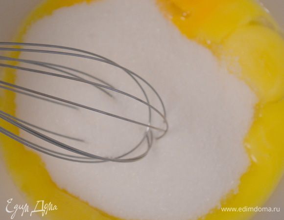 В желтки добавить сахар и взбить в белую и пышную массу. Холодные белки взбить с щепоткой соли в пышную массу. 