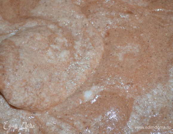 аккуратно соединить обе смеси силиконовой лопаткой, чтобы белки не осели. Я всегда это делаю частями, т е в тесто ввожу белки порционно.  