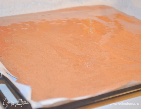 Противень застелить бумагой для выпечки, смазать ее немного растительным маслом и вылить на нее тесто. Выпекать 25-20 минут при 180 градусах. 