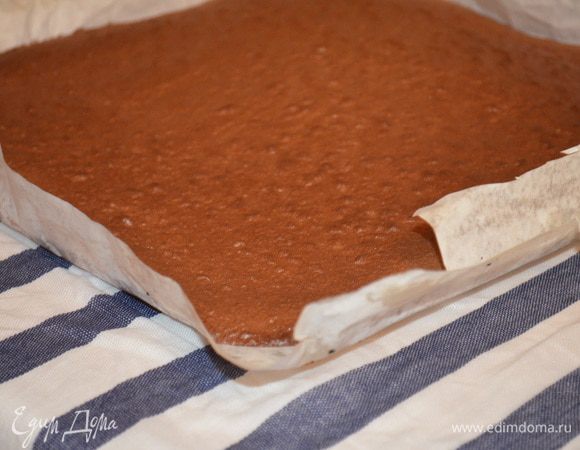 Готовый бисквит переложить на влажное ХБ полотенце и сразу свернуть в рулет. 