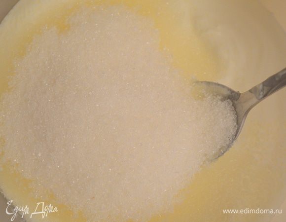 Для крема сметану смешать с сахаром