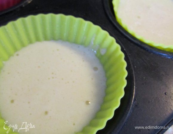 Тесто развить по силиконовым или бумажным формочкам.