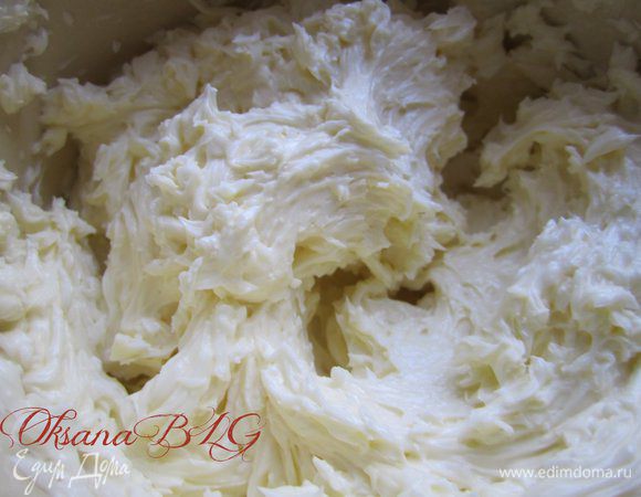 Крем. Молоко и масло комнатной температуры смешать с пудрой, взбивать на низкой скорости, пока масса не станет однородной.