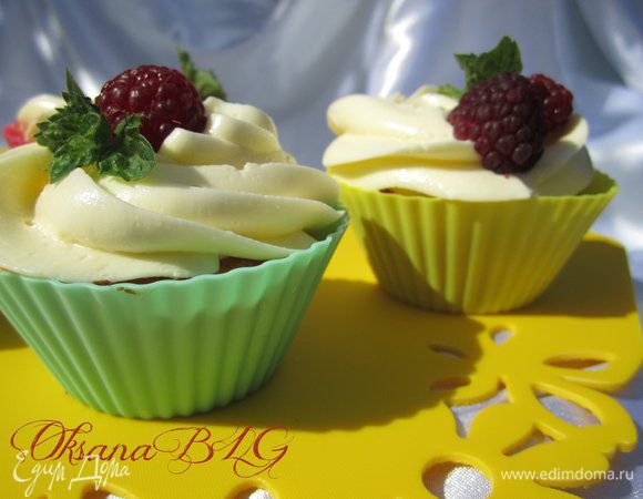 Готовые маффины охладить, украсить кремом и ягодами.
Приятного вам аппетита! )