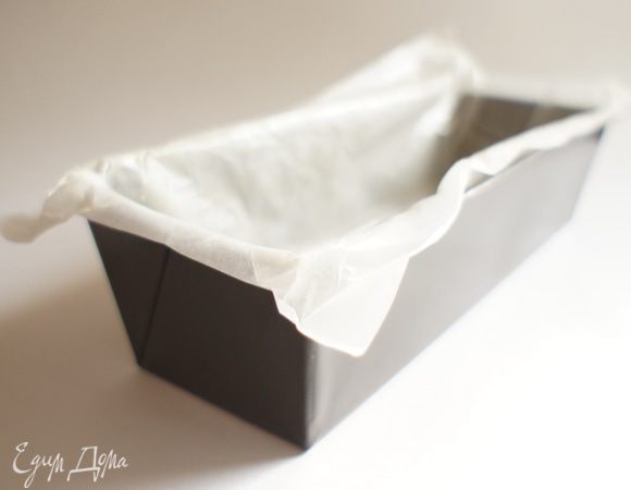 Форму для выпечки застелить бумагой, смазать ее растительным маслом и припудрить мукой.