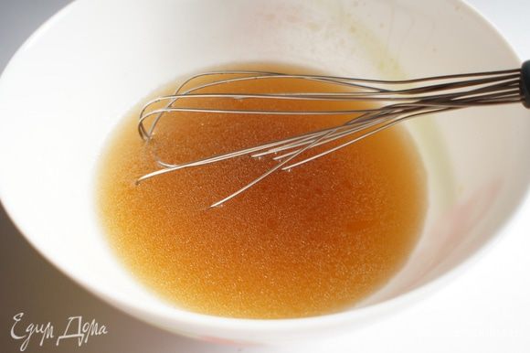 В миске смешать воду, коричневый сахар, лимонный сок, ванильный сахар и масло.
