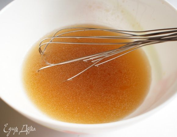 В миске смешать воду, коричневый сахар, лимонный сок, ванильный сахар и масло.