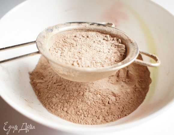 Муку, разрыхлитель, какао-порошок, соль и корицу необходимо просеять 2 раза.