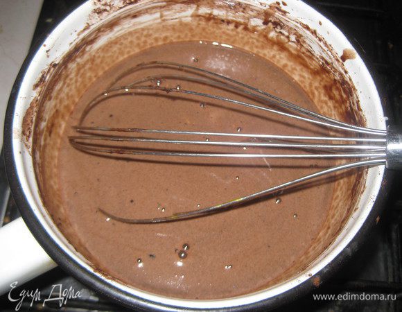 Готовим тесто: в кастрюльку наливаем молоко, добавляем сливочное  масло, какао, сахар, шоколад и ставим на огонь. Подогреваем смесь до полного растворения шоколада и сахара, остужаем. 