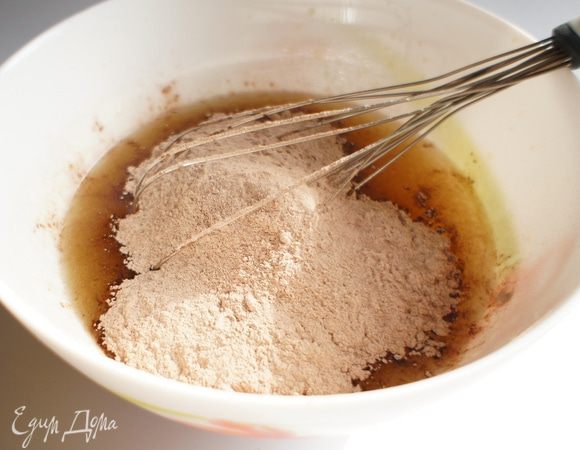 Затем просеянную муку постепенно добавить к жидким компонентам и перемешать до однородного состояния.