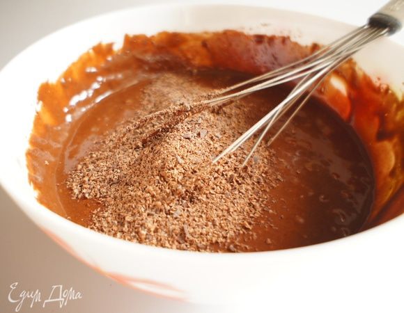 Добавить тертый шоколад (чипсы) и перемешать.