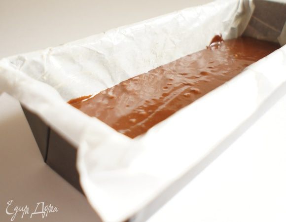 Тесто вылить в форму и поставить в духовку на 35–40 минут. Готовность проверить деревянной шпажкой. Если она выходит сухая и чистая, значит, кекс готов.