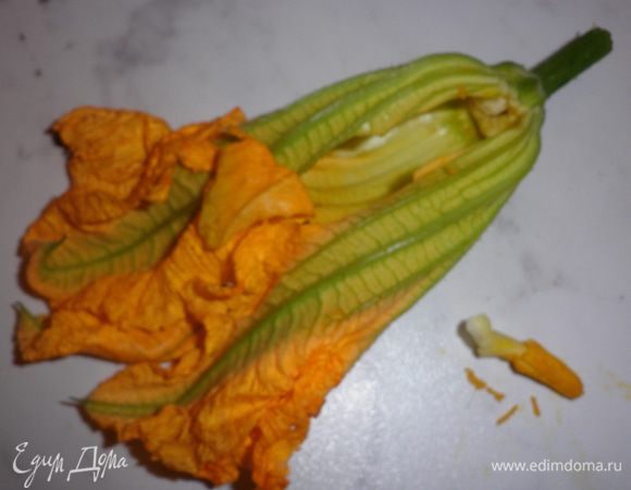 Необходимо промыть цветки в проточной воде, аккуратно вынуть серединку - пестик из цветка (да простят меня цветки-"мальчики", но этого требует рецепт). Также удалить зеленые отросточки у основания цветка. Цветки очень хрупкие, поэтому нужно постараться не повредить лепестки.