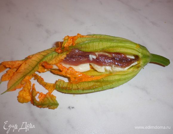 Затем, нафаршировать наши цветки цукини кусочками анчоусов и моцареллы (по 2 шт. в каждый цветок).