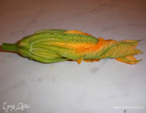 Аккуратно скручиваем цветок "конфеткой".