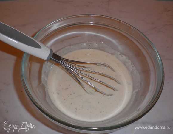 Подготовить "pastella"- кляр , из муки и холодного пива. Если у вас дома дети, пиво можно заменить и сильногазированной минеральной водой.
Добавить соль, перец, пряные травы на ваш вкус. Тщательно перемешать, чтобы не было комочков.
Кляр должен получится консистенцией густой сметаны.