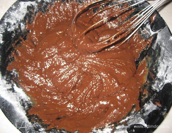 Добавляем к шоколадной смеси муку, разрыхлитель, желтки, хорошо перемешиваем и пока оставляем. Белки (3 шт.) откладываем в сторону