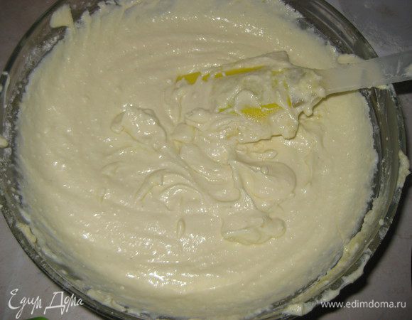 Готовим творожный слой: творог перемалываем 2 раза в  мясорубке или разбиваем блендером. Добавляем 4 желтка, сахар,  ванильный сахар. крахмал, муку, хорошо перемешиваем.