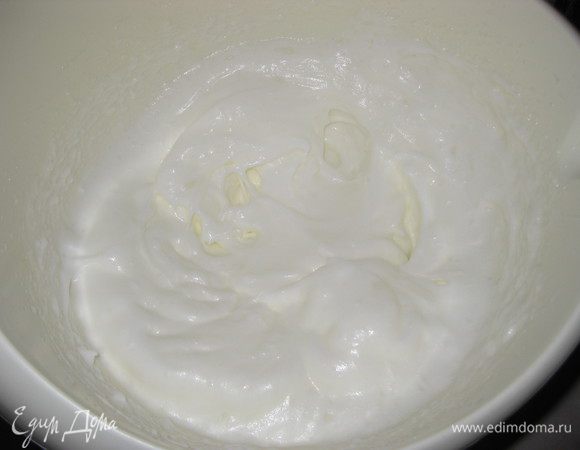 Белки (3 шт. что остались от приготовления шоколадного теста и 4 шт. от творожного) взбиваем до крутых пик.