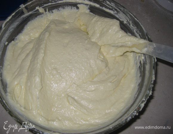 Половину белков добавляем в творожный слой, половину в шоколадное тесто. Очень осторожно движениями снизу-вверх перемешиваем обе смеси.