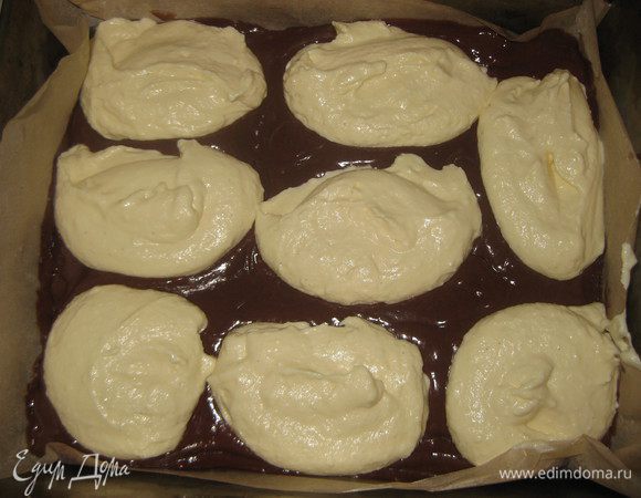 Теперь по шоколадному тесту как-бы кляксами выкладываем творожный слой.