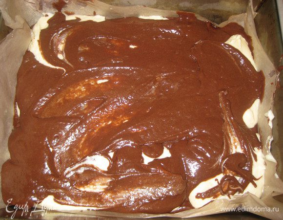 Накрываем второй частью шоколадного теста, слегка рисуя узоры.