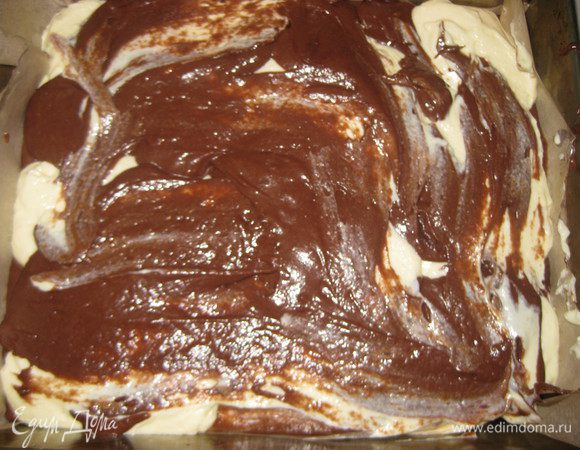 Накрываем оставшимся шоколадным тестом. Ложкой выводим мраморные узоры. Выпекаем в разогретой духовке при темп.180 гр. 1 час. Полностью охлаждаем при комнатной темп. и отправляем в холодильник еще на несколько часов.