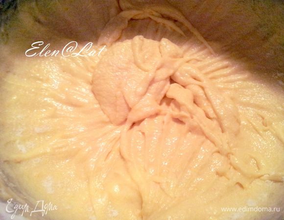 Приготовить тесто для кексов. Для этого все перечисленные ингредиенты, кроме брусники, соединить в миске и взбить.
