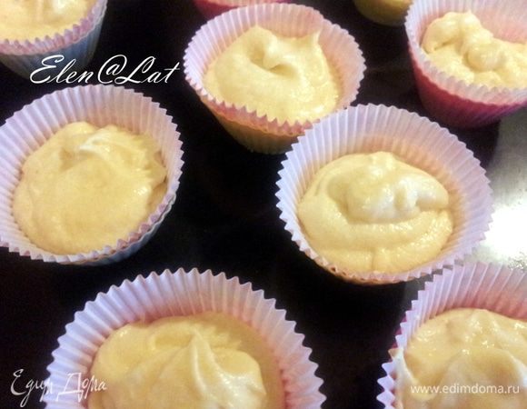 Тесто разложить по формочкам( у меня бумажные) на 2/3 высоты и для прочей надежности я их поставила в силиконовые формочки для кексов.