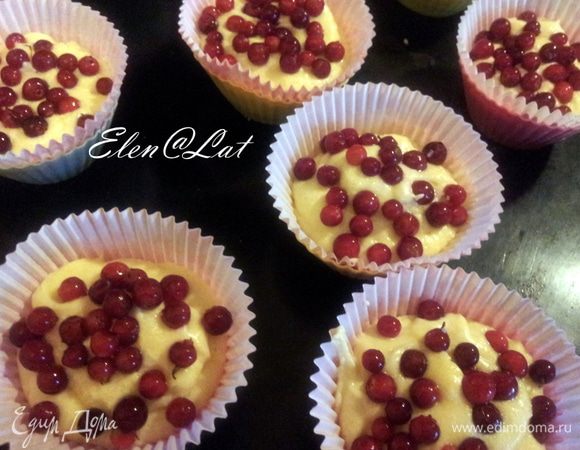 Бруснику рассыпать сверху на тесто.