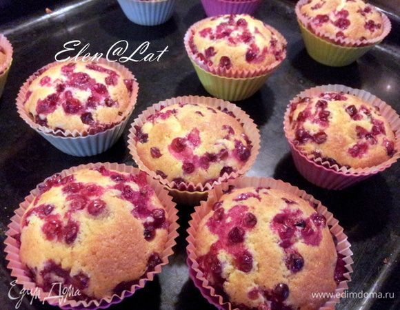 Выпекать в предварительно нагретой до 180С духовке 25 минут. Кексы остудить и можно наливать себе чашечку горячего кофе или ароматного чая и наслаждаться вкусными кексами. Апельсиновый аромат, сладкое тесто и кисленькая брусника. оооочень вкусно))))