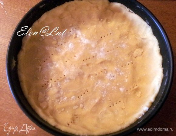 2/3 теста раскатать в пласт толщиной 5 мм, выложить в форму,предварительно застелив ее бумагой для выпечки. Из теста сделать бортики. Тесто наколоть вилкой. 